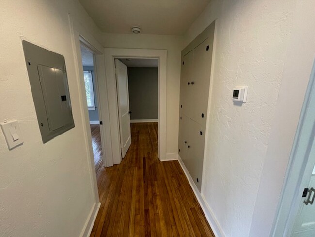 Building Photo - Recently Renovated 2 Bedroom Apartment in ...