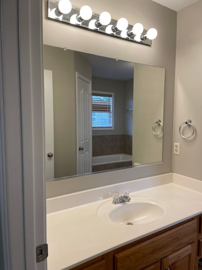 Building Photo - 3 Bedroom/ 2Bath Minutes from NEA Available NOW