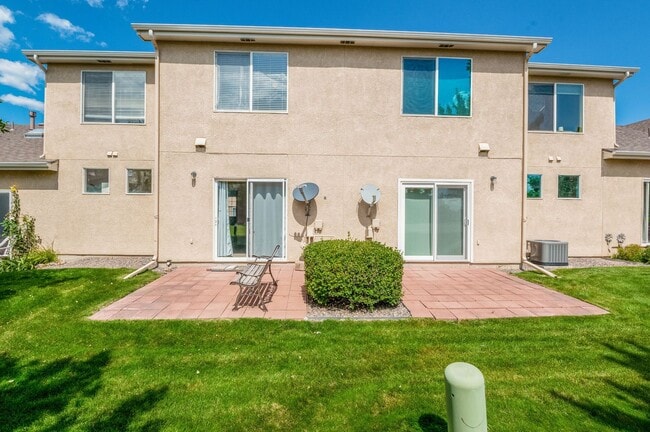 Building Photo - Relaxing townhome in Monument Villas