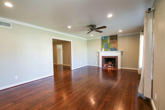 Building Photo - 6824 Southridge Dr