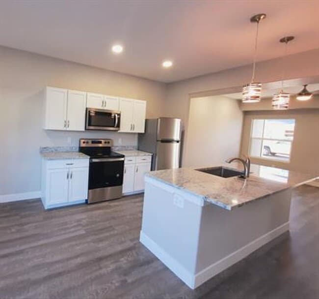 Building Photo - 3 bedroom, 2 1/2 bath, 1 car townhome $1750.00