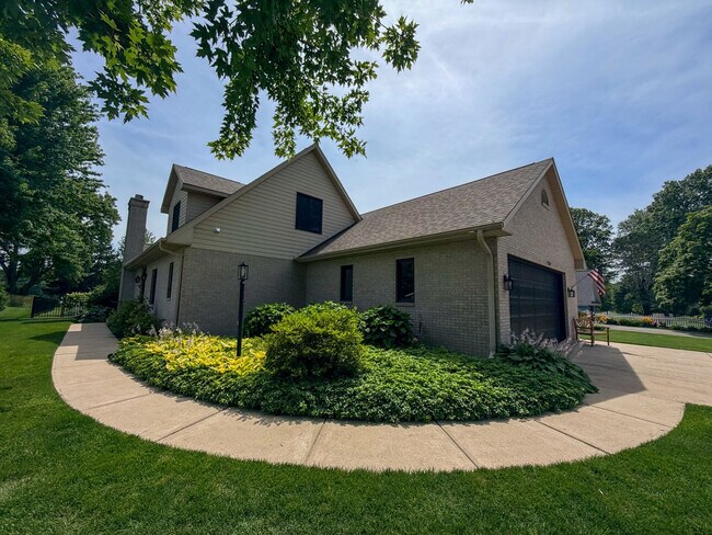 Building Photo - 2318 Hillside Ct