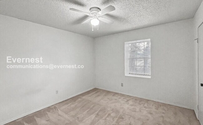 Building Photo - 3 Bed, 2 Bath Home with Fenced Yard & Garage / Pet-Friendly / Available Now!