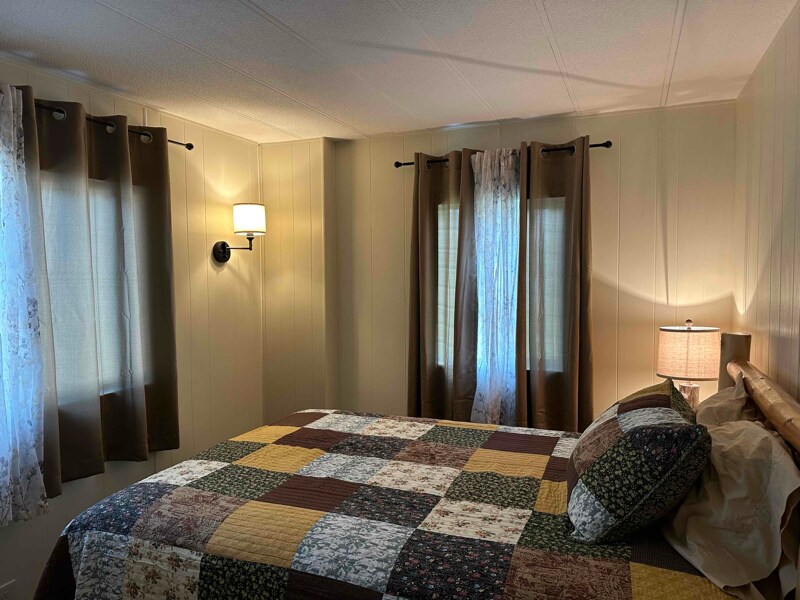 Building Photo - 712 SE Railroad Ave