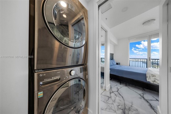 Building Photo - 1750 N Bayshore Dr