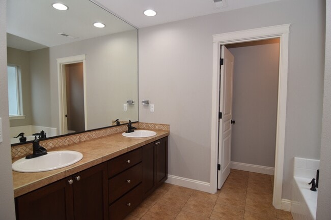 Building Photo - 21524 SW Parkin Ln