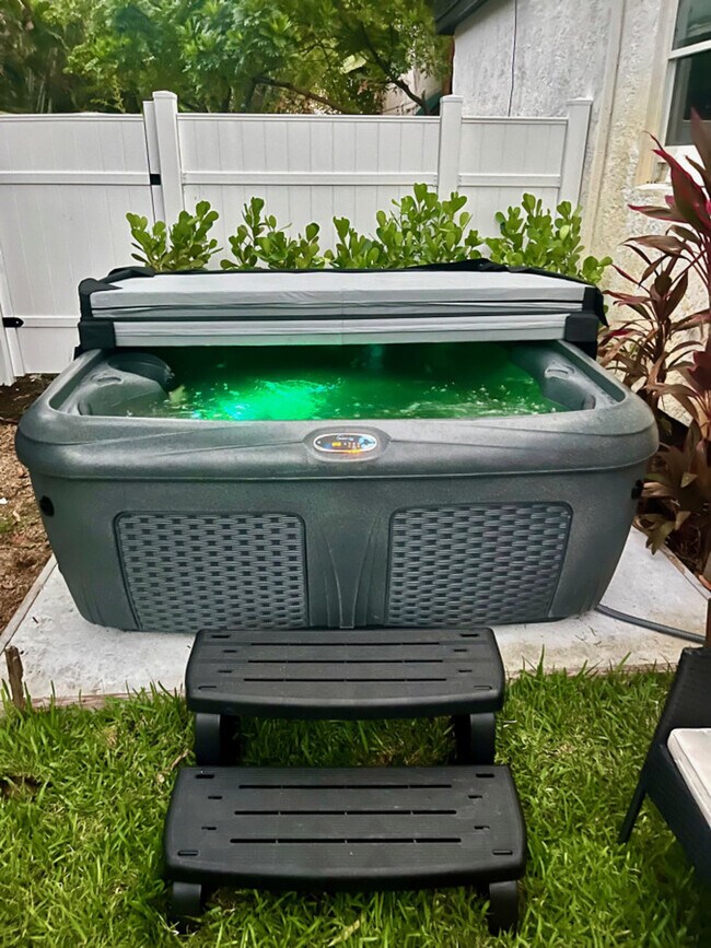 Building Photo - 834 NE 14th Ave