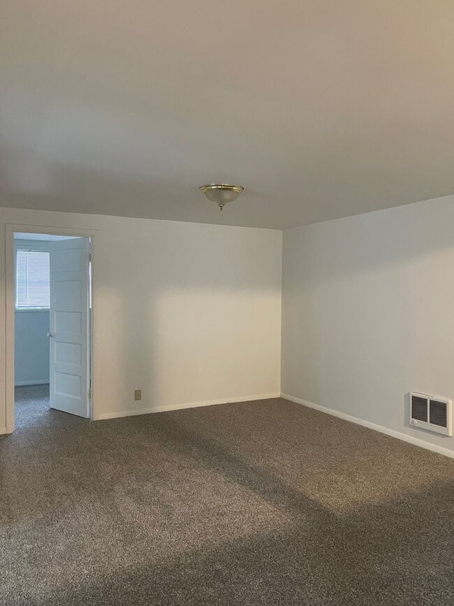 Building Photo - Nice and Bright Rambler near Downtown Kirkland