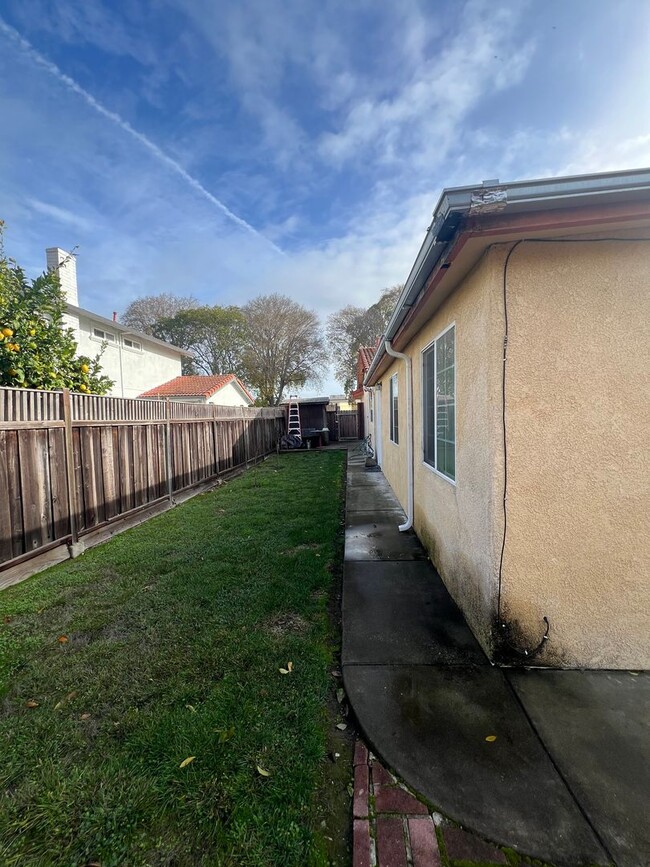 Building Photo - Lovely Pioneer Park home in quiet neighbor...