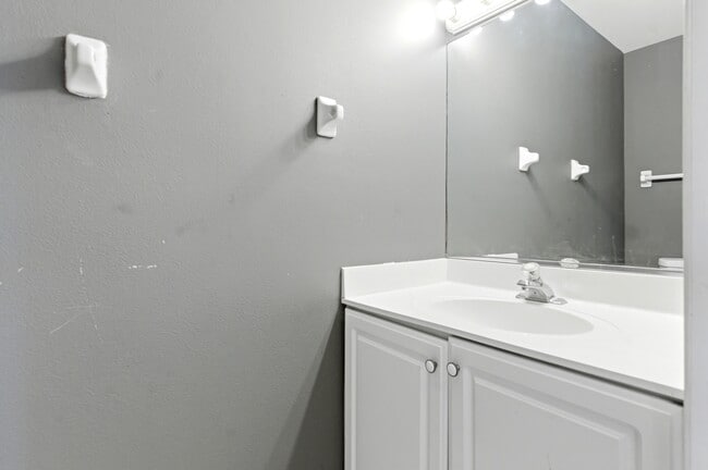 Building Photo - 1824 Country Hills Dr