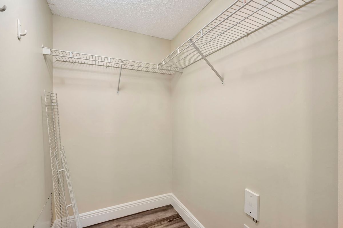 Building Photo - 600 Crestwood Ct N