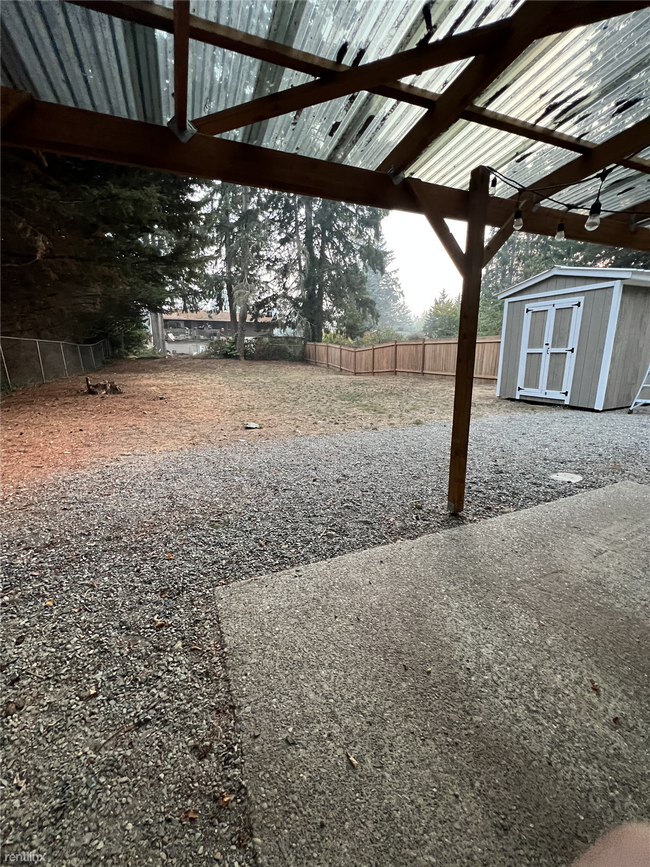 Building Photo - 3 br, 1 bath Duplex - 9914 112th Street So...