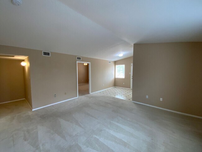 Building Photo - 3 Bedroom Townhome Available Near Southern...