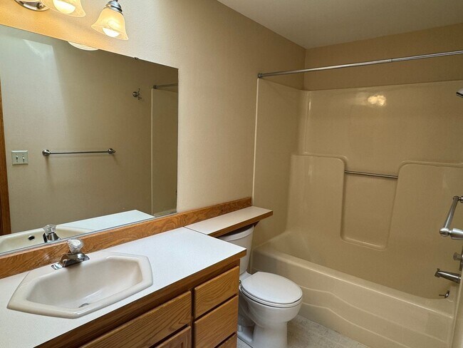 Building Photo - Beautifully landscaped 3 bed/2 bath home in Springfield