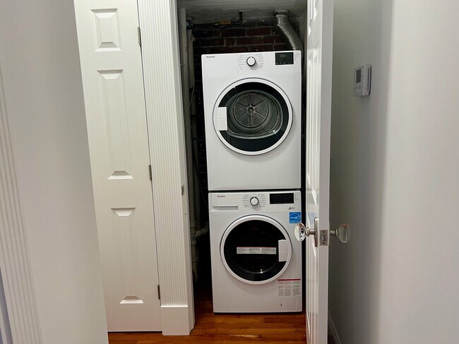 Building Photo - 31 Temple St