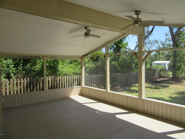 Building Photo - 801 Plantation Way