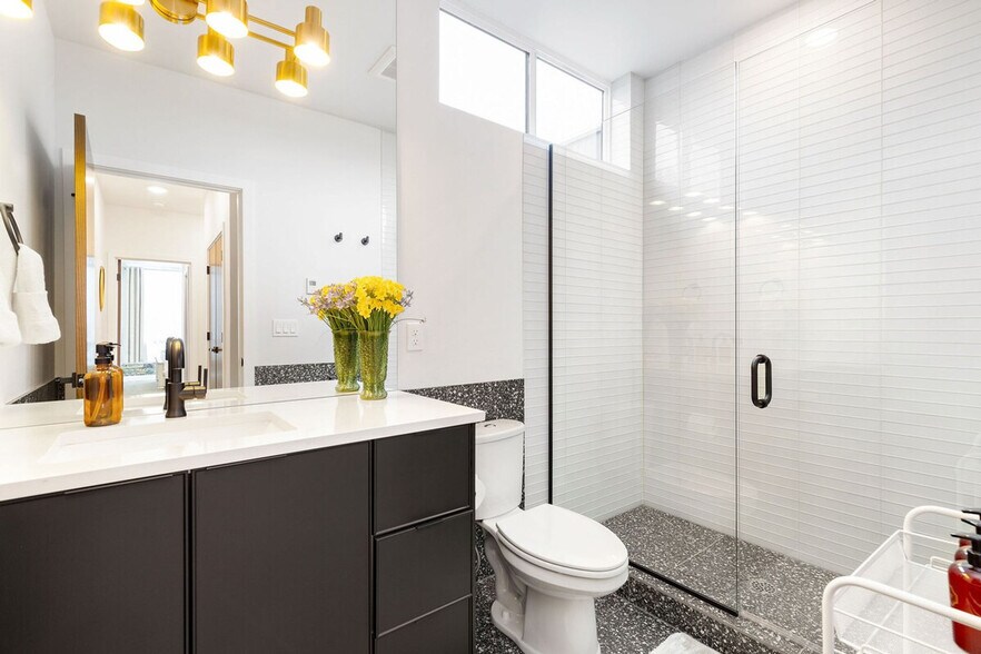 Building Photo - 905 17th Ave