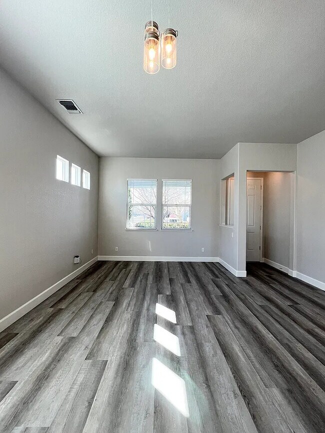 Building Photo - Stunning 4 bedroom 2 bathroom home in Linc...