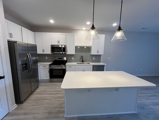 Building Photo - Stunning townhouse located in the heart of...