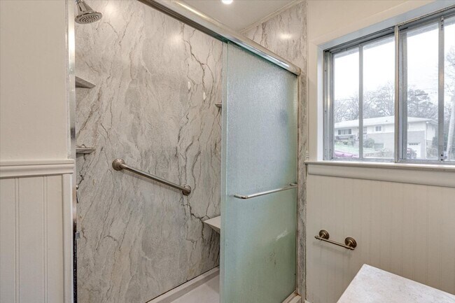 Building Photo - 3 bedroom, 1.5 Bathroom for rent!