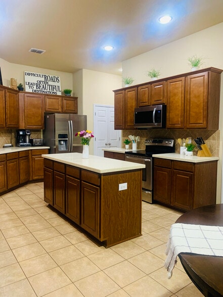 Building Photo - 8411 White Mulberry