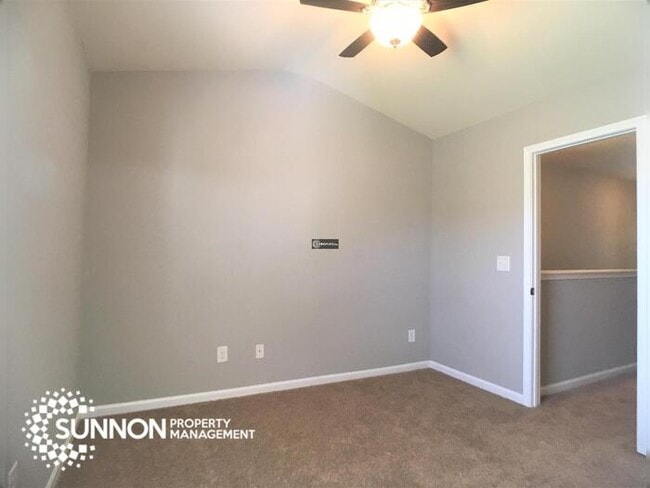 Building Photo - Updated 2 Bed, 2.5 Bath Townhome!