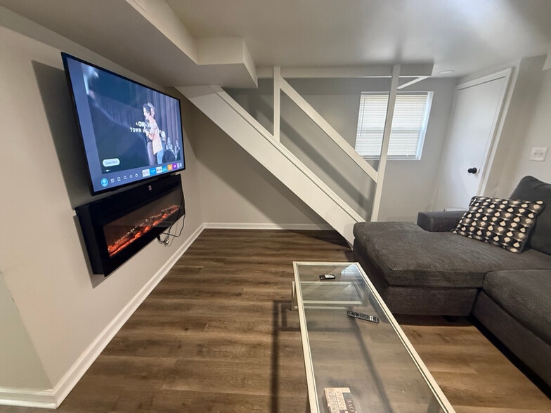 Building Photo - 1 Maple Ave