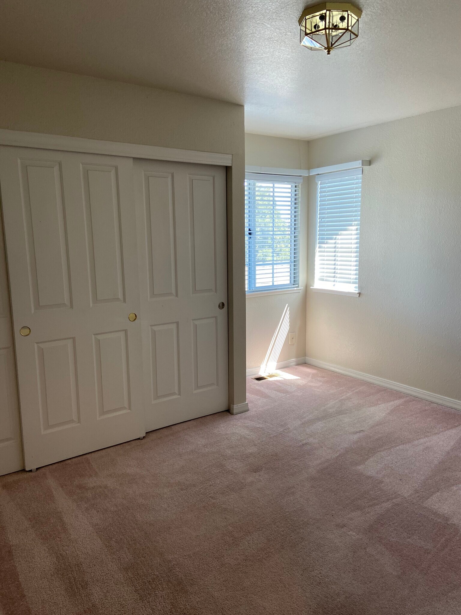 Building Photo - 3964 Glenview Terrace