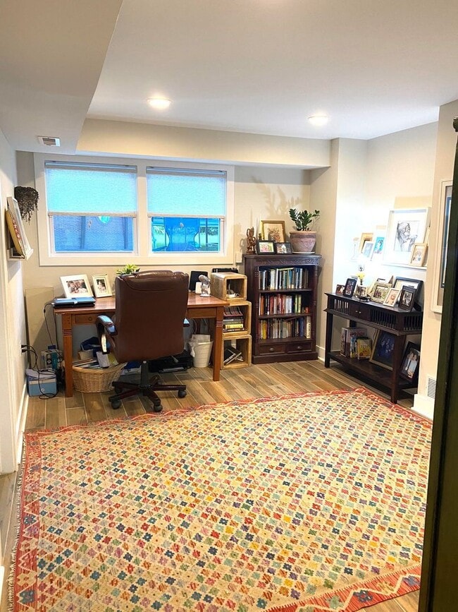 Building Photo - Beautifully remodeled 5 bed / 3 bath on pr...