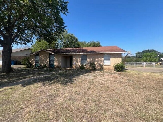Building Photo - Spacious 3/2 in Midway ISD