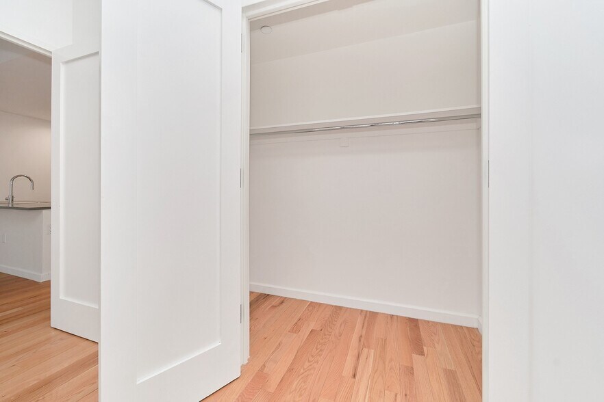 Building Photo - Spacious One Bedroom with Two Balconies