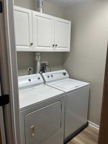 In unit washer/dryer in 2nd floor - 17537 S Gilbert Dr
