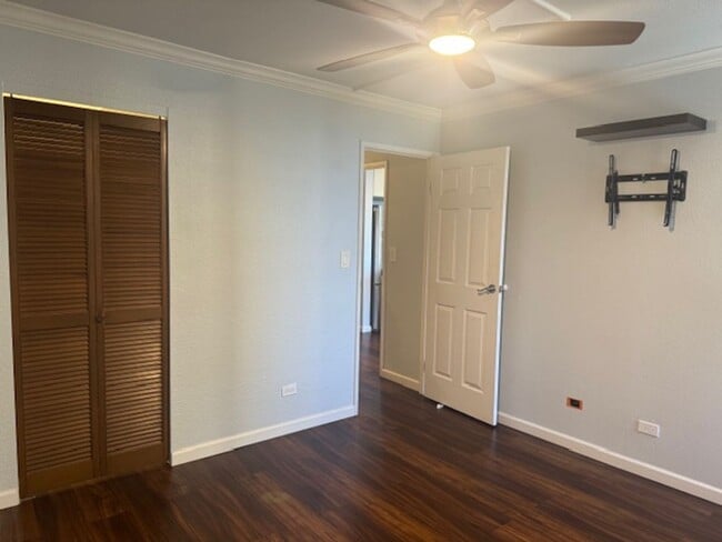 Building Photo - Highlander 1 Bedroom with Parking, Washer/Dryer in unit