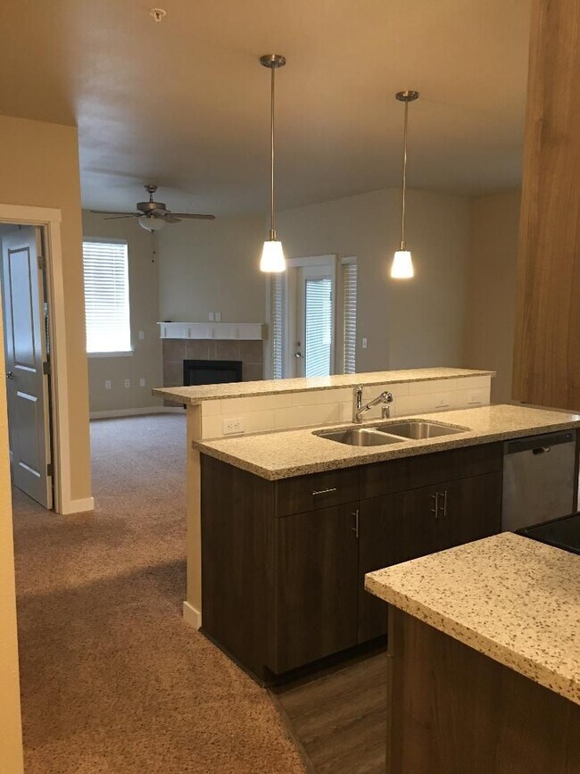 Building Photo - Experience style, comfort and convenience in this well-appointed 2 bedroom 2 bath!