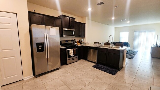 Building Photo - Beautiful Townhome in Waterford Lakes 2 Bedroom 2.5 baths and 1 Car Garage