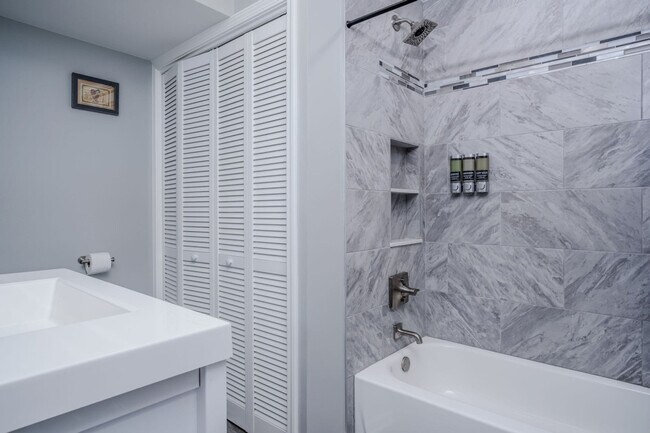 Building Photo - 3407 Venice Ave