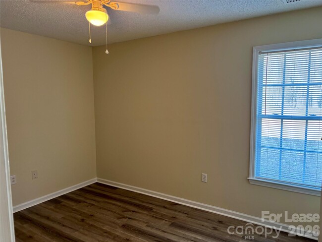 Building Photo - 521 Cedar Spring Dr