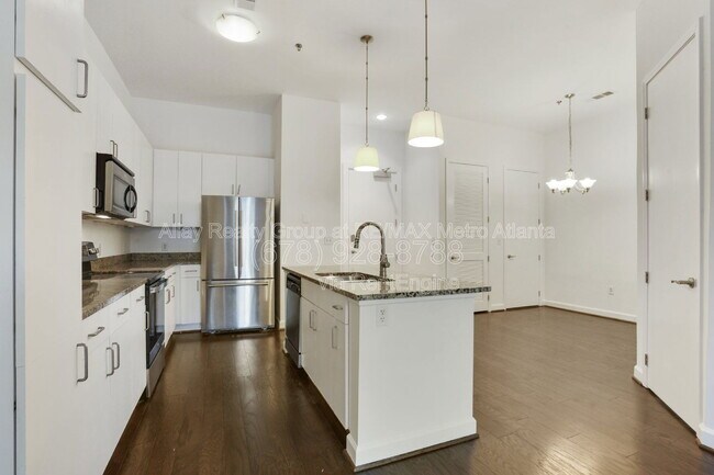 Building Photo - 711 Cosmopolitan Dr NE