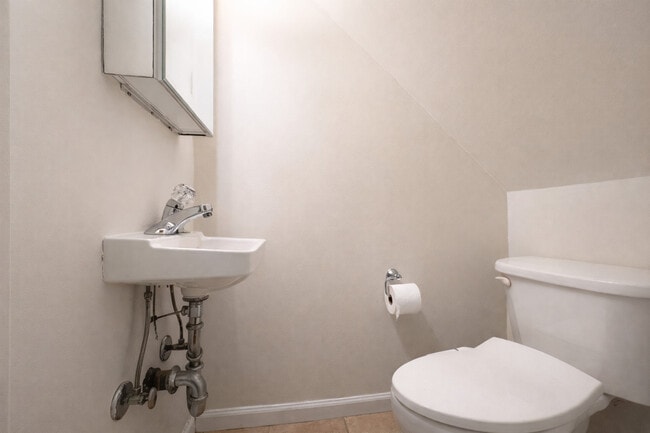 Building Photo - 2-17 Burns St