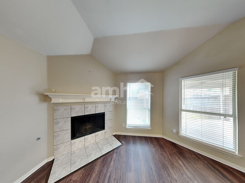 Building Photo - 2430 Fieldcrest Dr