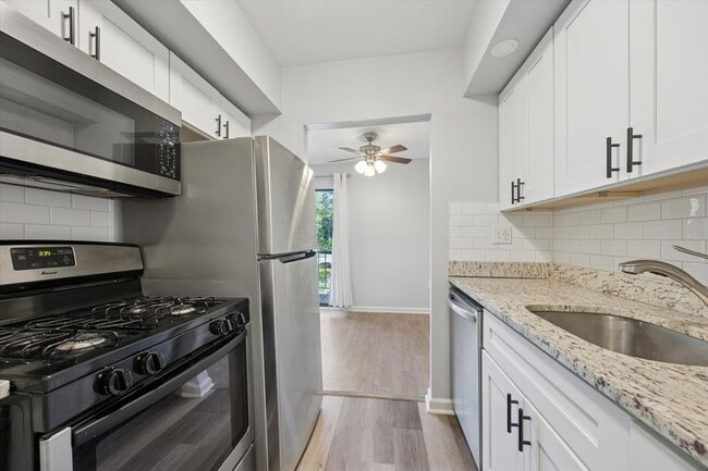 Building Photo - Available Immediately – Renovated 2B/1.5B ...