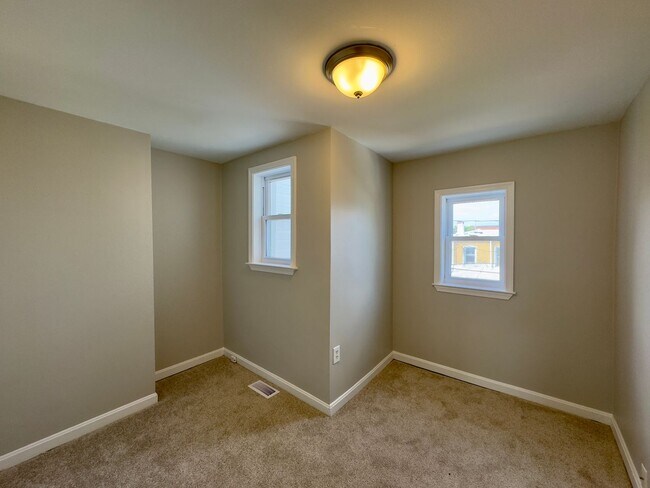 Building Photo - Charming 2 Bedroom/1 Bathroom Townhome in ...