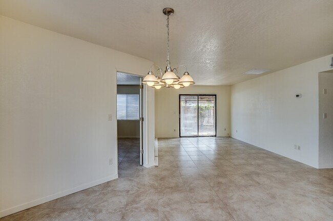 Building Photo - 422 E Navajo Rd