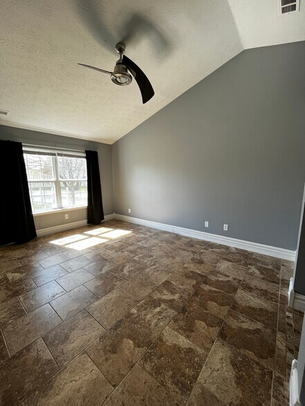 Building Photo - 9240 Crossing Dr