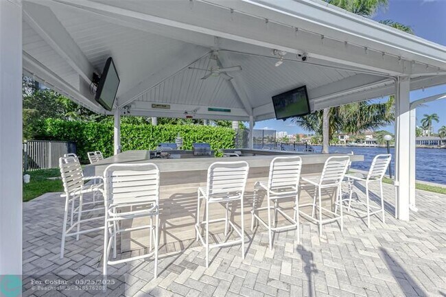 Building Photo - 6319 Bay Club Dr