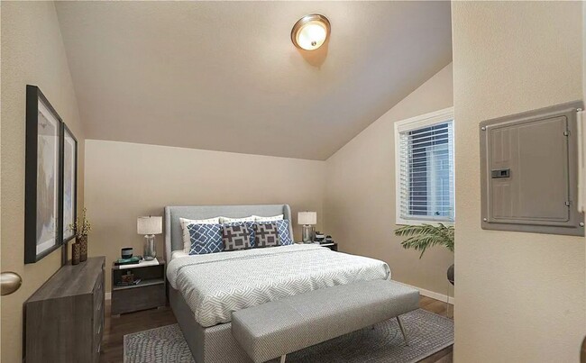 Building Photo - APPLICATION PENDING - 2bed/1 bath Home loc...