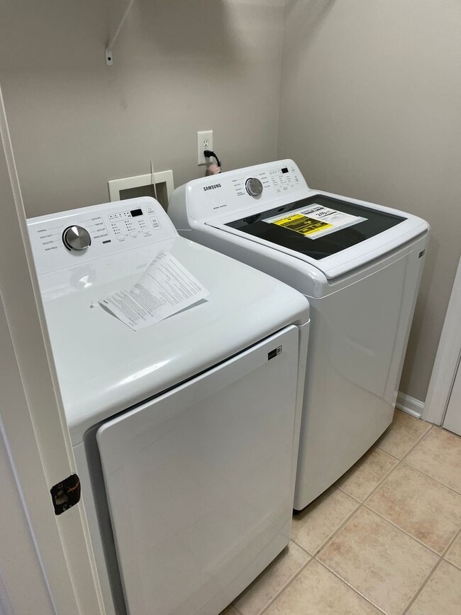 Building Photo - EXECUTIVE FULLY FURNISHED TOWNHOME IN GATED COMMUNITY