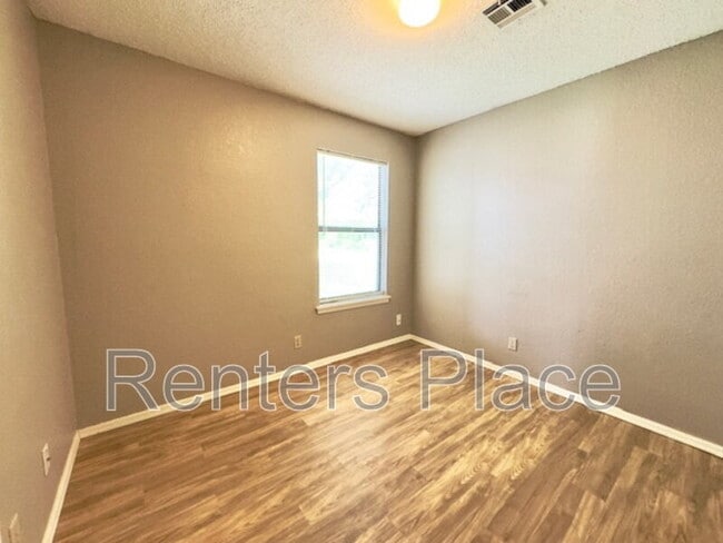 Building Photo - 4809 S Gum Ave