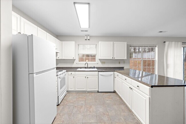 Building Photo - Experience a comfortable 3-bedroom, 3-bathroom single-family house.
