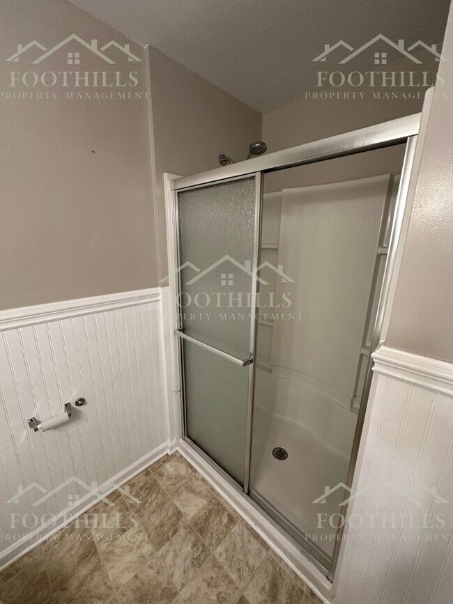 Building Photo - Live Steps Away from Anderson University –...